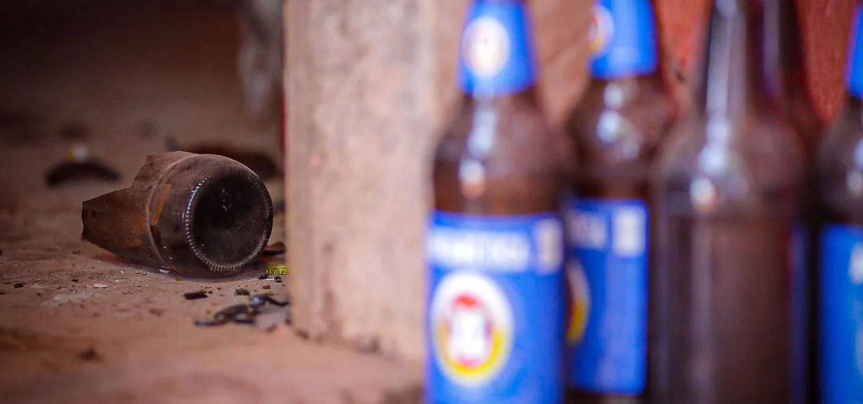 Cascos de cerveja espalhados na casa