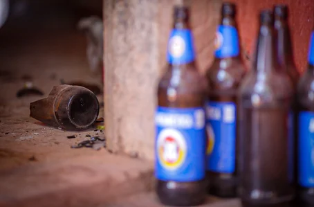 Cascos de cerveja espalhados na casa