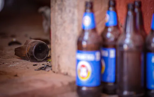 Cascos de cerveja espalhados na casa