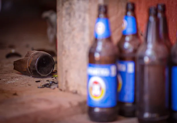Cascos de cerveja espalhados na casa