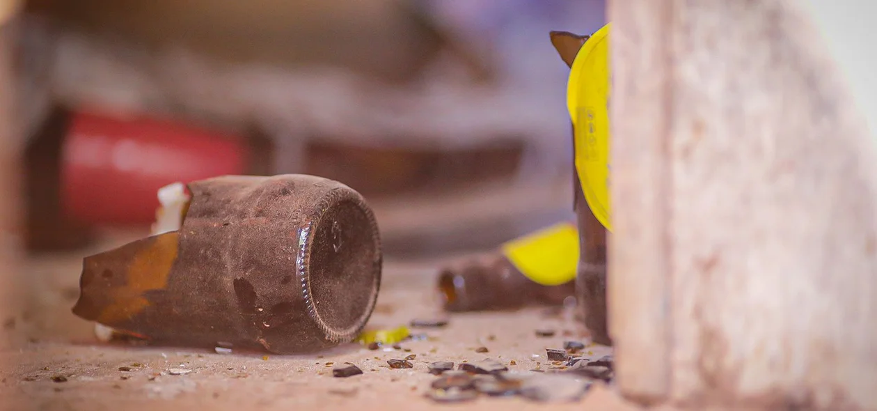 Cascos de cerveja quebrados na casa da vítima