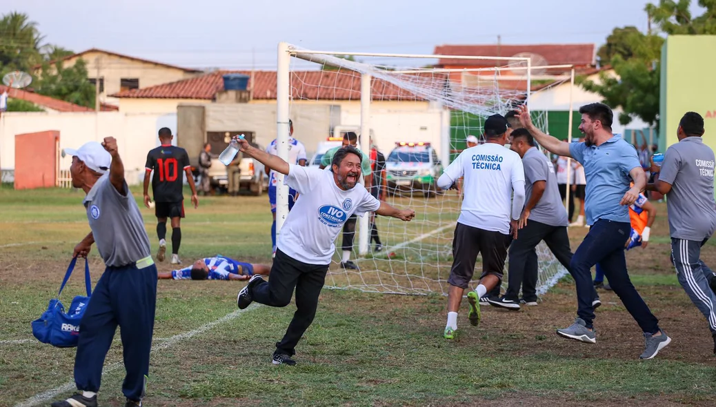 Catita sai em comemoração após o apito final