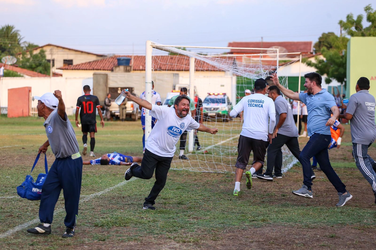 Catita sai em comemoração após o apito final