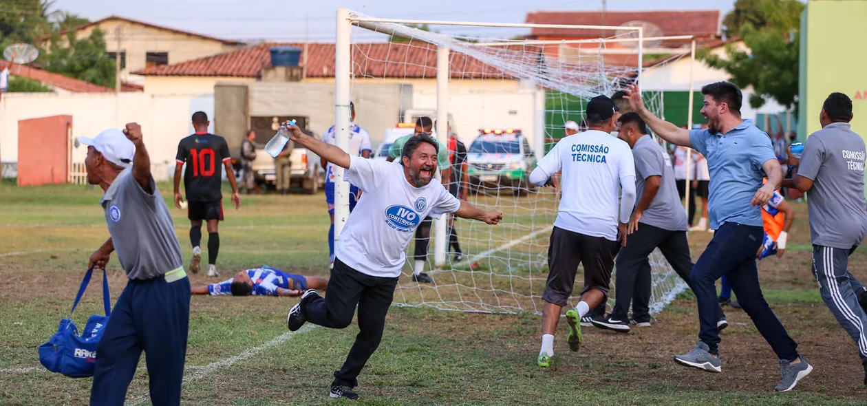 Catita sai em comemoração após o apito final