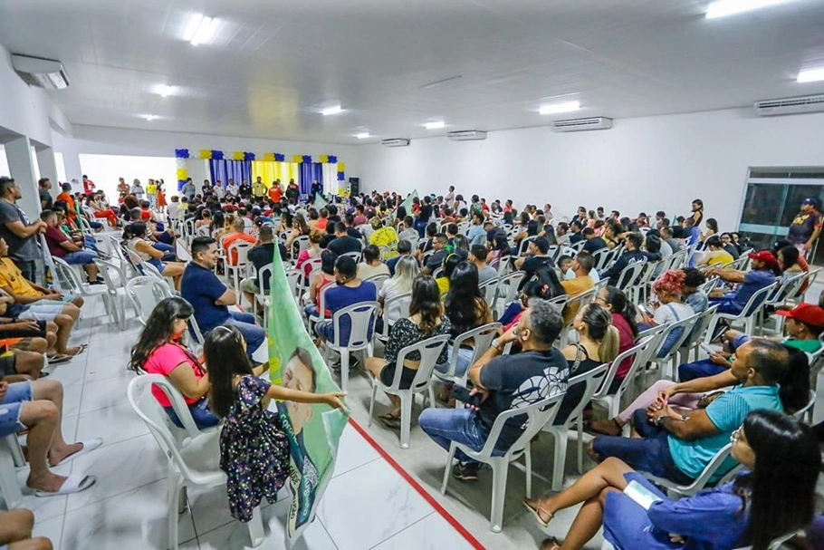 Centenas de pessoas se reuniram em Picos para receber os candidatos a deputado federal