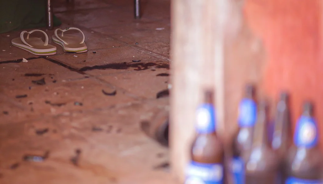 Chinelas da vítima ficaram ao lado do corpo