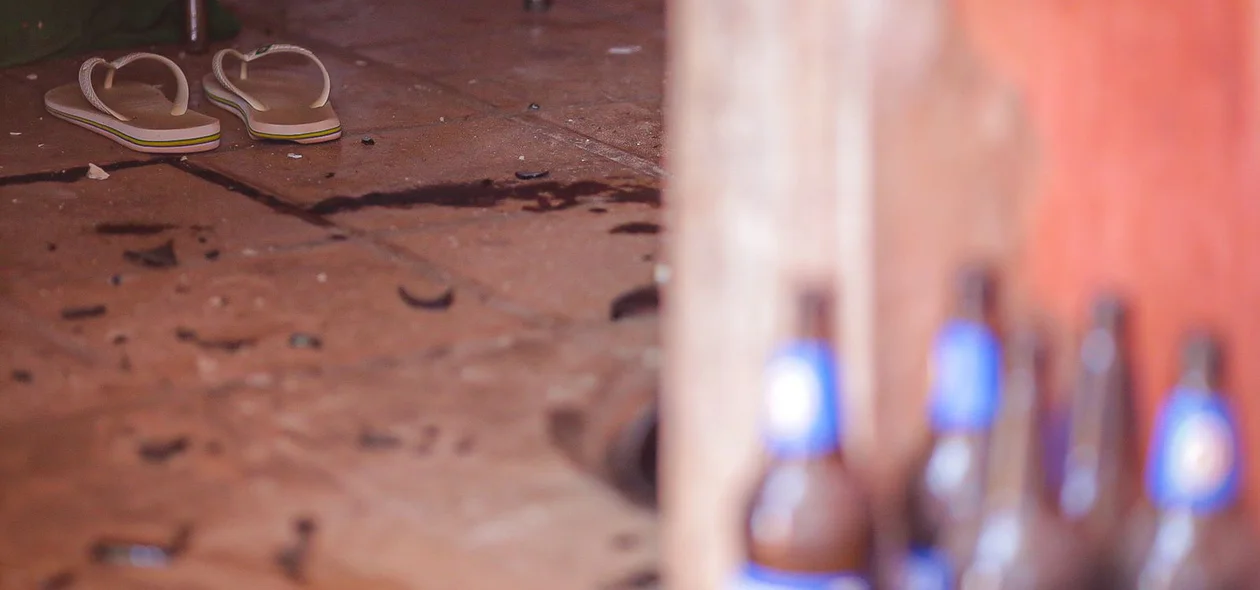 Chinelas da vítima ficaram ao lado do corpo