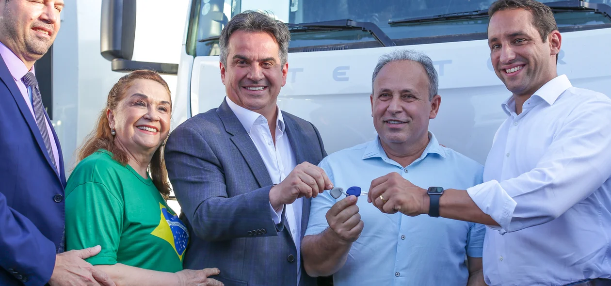 Ciro Nogueira entrega caminhões