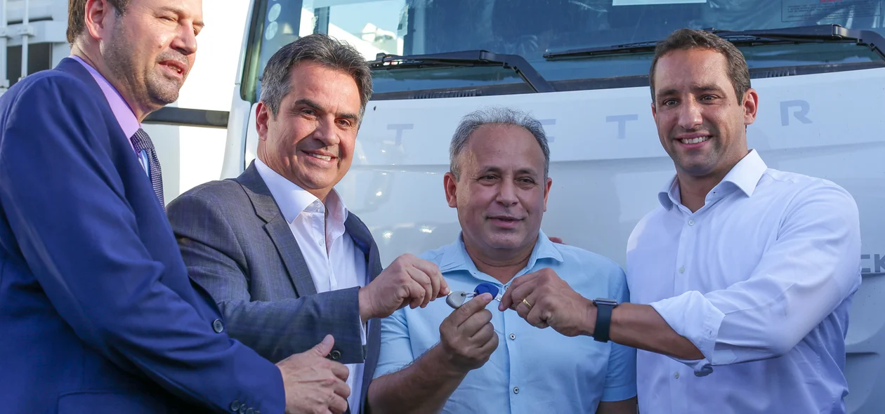 Ciro Nogueira entregando a chave