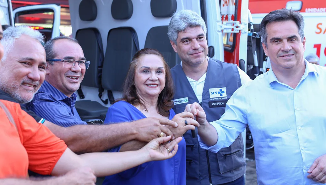 Ciro Nogueira entregando chaves de ambulâncias