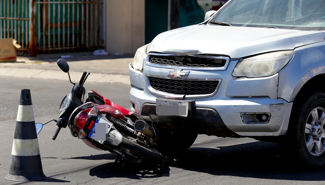 Colisão entre carro e moto deixa mulher ferida na Miguel Rosa
