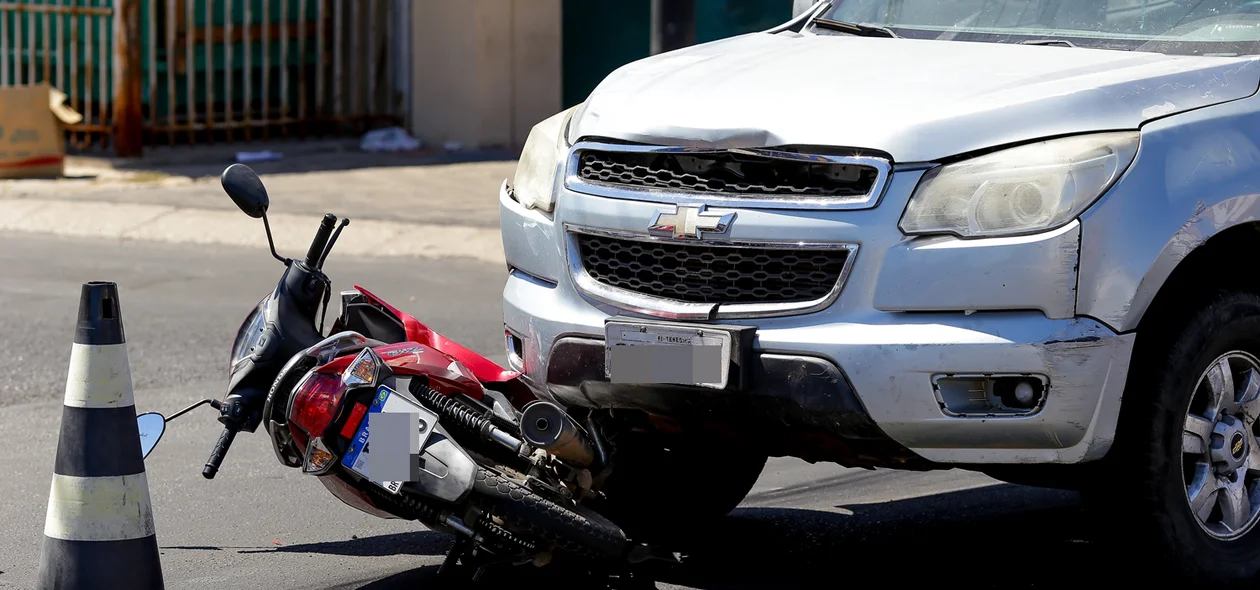 Colisão entre carro e moto deixa mulher ferida na Miguel Rosa