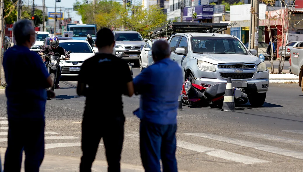 Colisão entre carro e moto deixa mulher ferida na Miguel Rosa em Teresina
