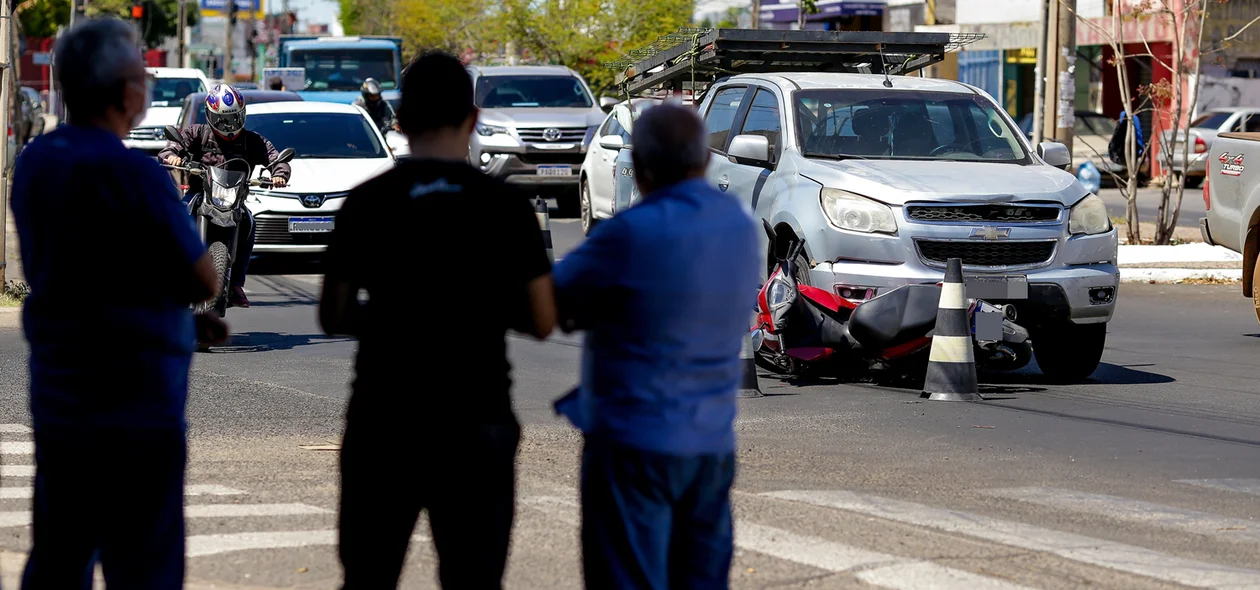 Colisão entre carro e moto deixa mulher ferida na Miguel Rosa em Teresina