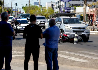 Colisão entre carro e moto deixa mulher ferida na Miguel Rosa em Teresina