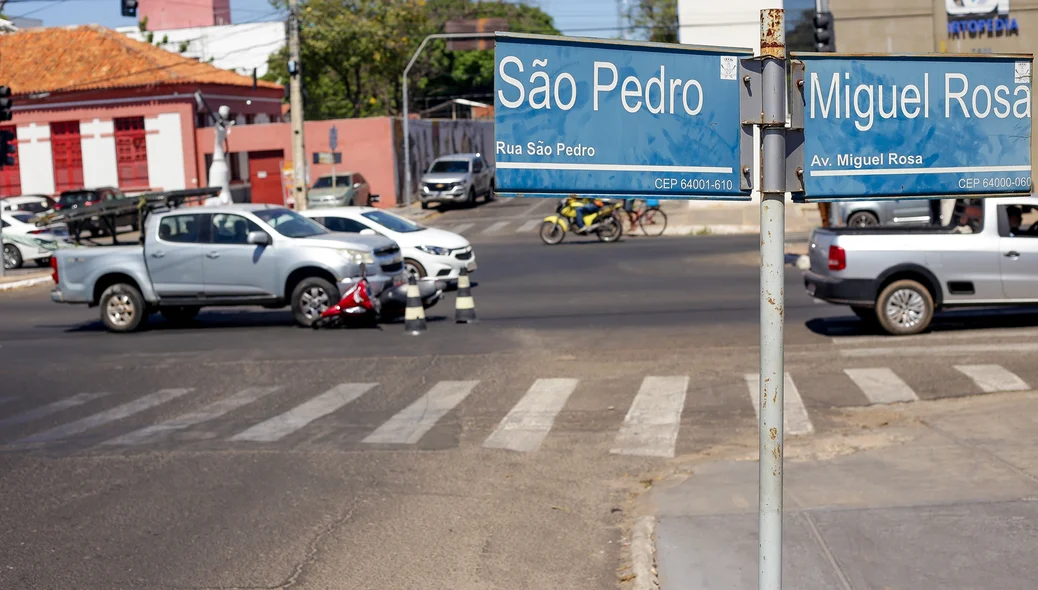 Colisão entre carro e moto deixa uma mulher ferida