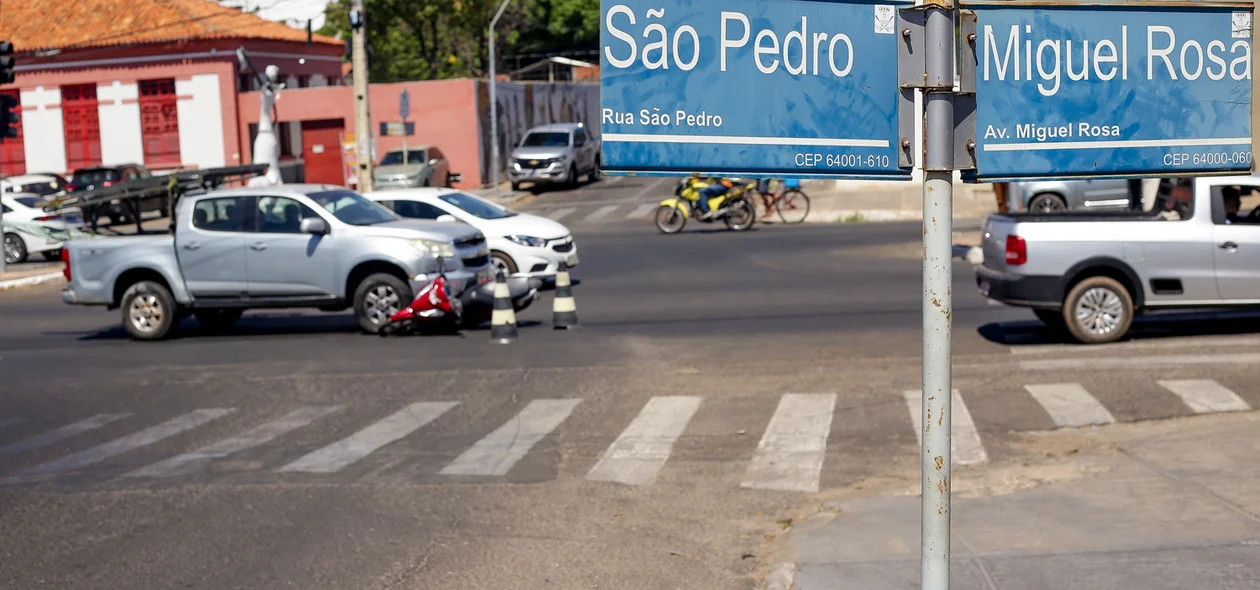 Colisão entre carro e moto deixa uma mulher ferida