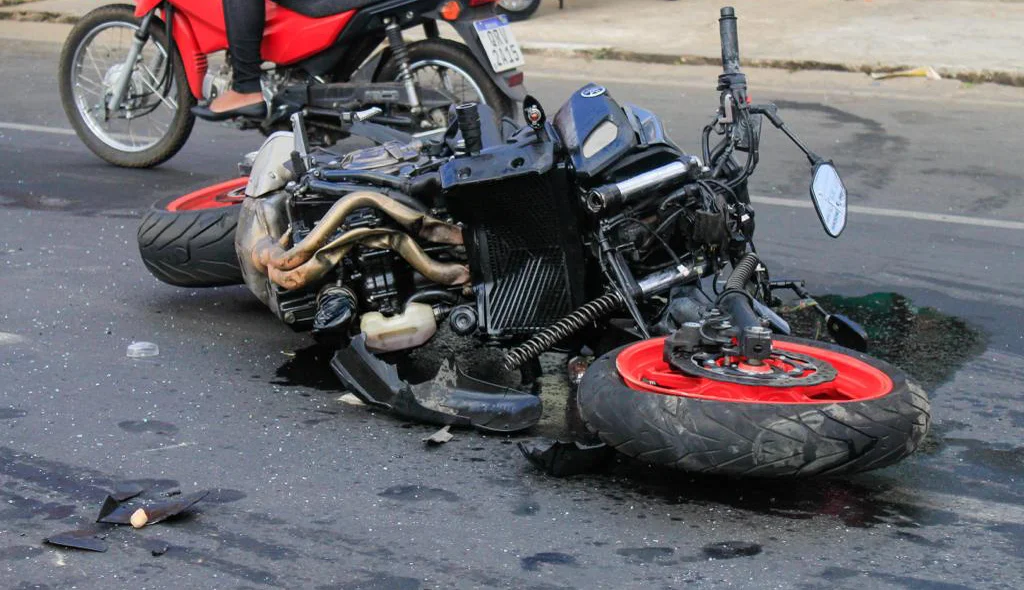 Com o impacto, a motocicleta ficou completamente destruída