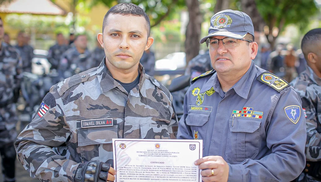 Comandante Emerson Bezerra entrega certificado