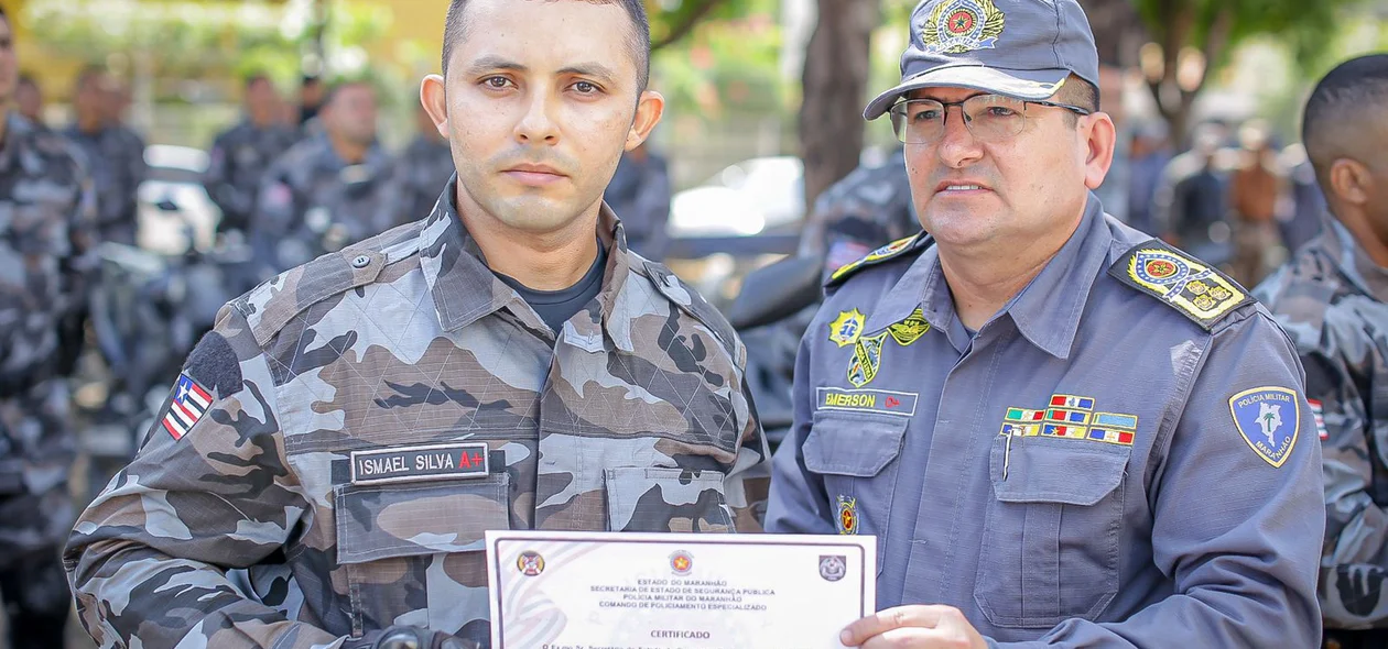 Comandante Emerson Bezerra entrega certificado