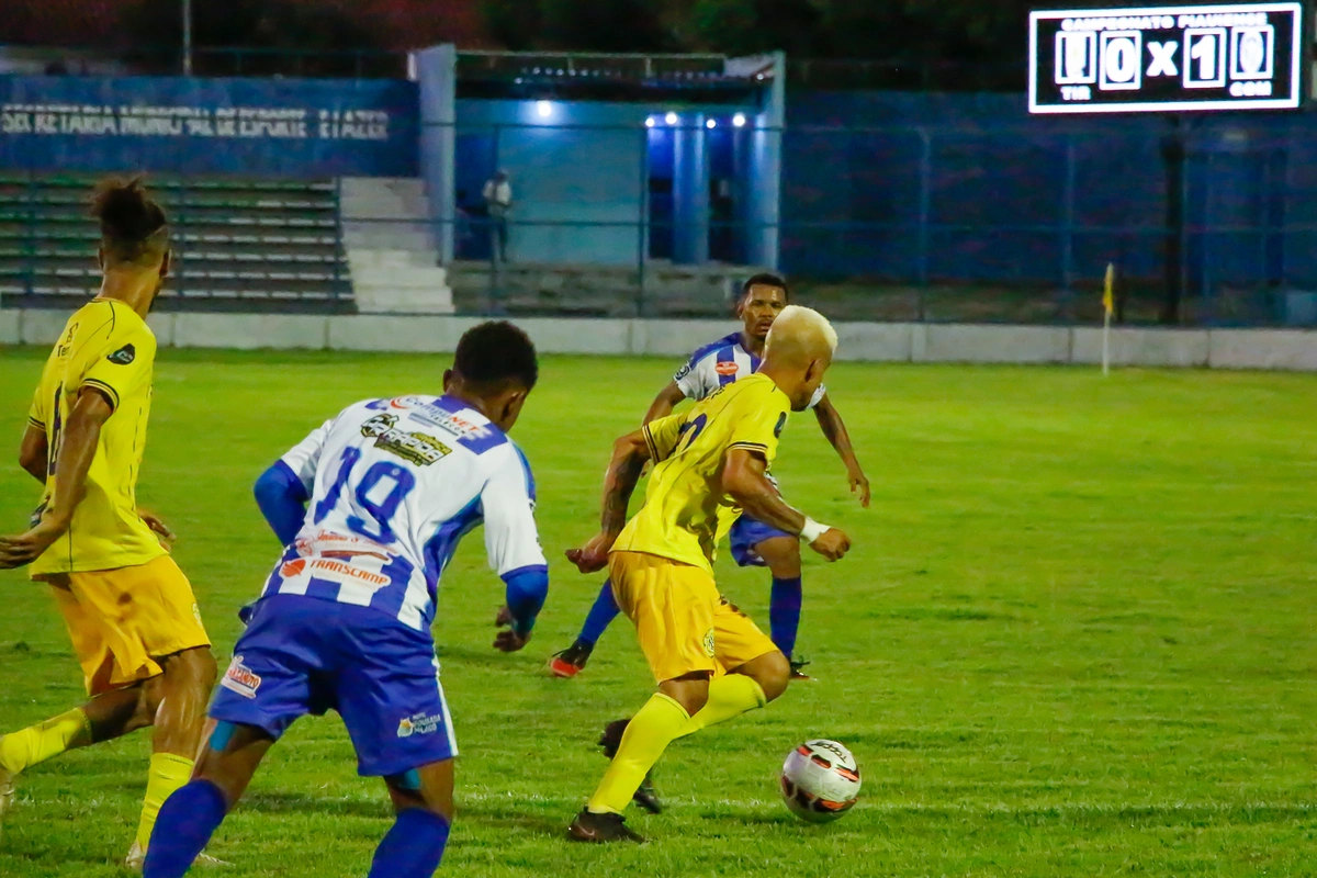 Comercial vence Tiradentes por 1 a 0
