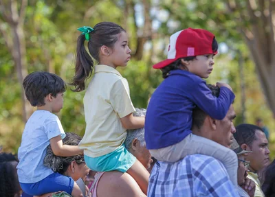 Crianças no desfile cívico