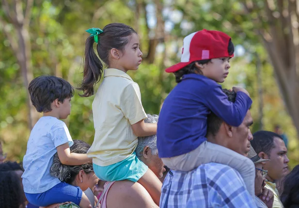 Crianças no desfile cívico