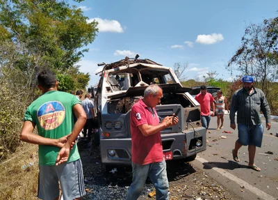 Criminosos fortemente armados explodem carro forte na BR 316 em Caxias
