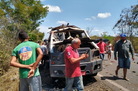 Criminosos fortemente armados explodem carro forte na BR 316 em Caxias