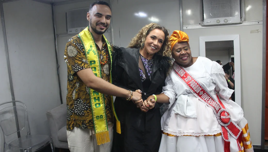 Daniela Mercury com os padrinhos desta edição da Parada da Diversidade nos bastidores do evento