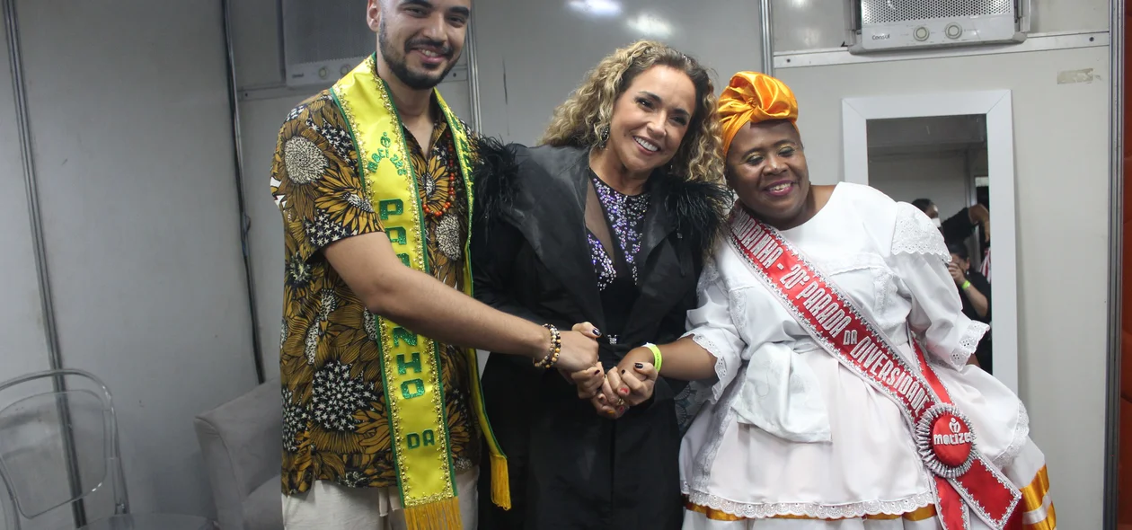 Daniela Mercury com os padrinhos desta edição da Parada da Diversidade nos bastidores do evento