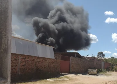 Depósito pega fogo na zona leste de Teresina