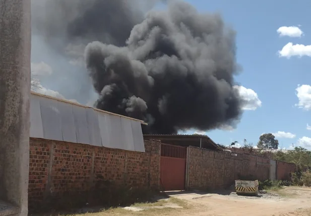 Depósito pega fogo na zona leste de Teresina