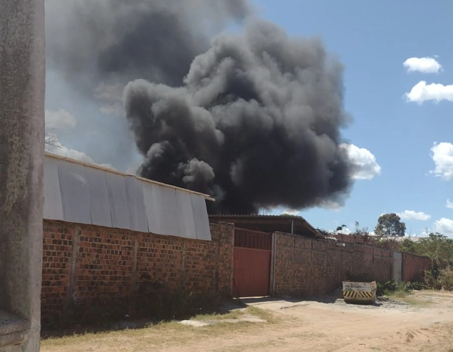 Depósito pega fogo na zona leste de Teresina