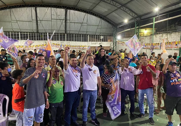 Deputado Evaldo Gomes e a Vereadora Fernanda Gomes reunido com dezenas de pessoas na região do Grande Dirceu