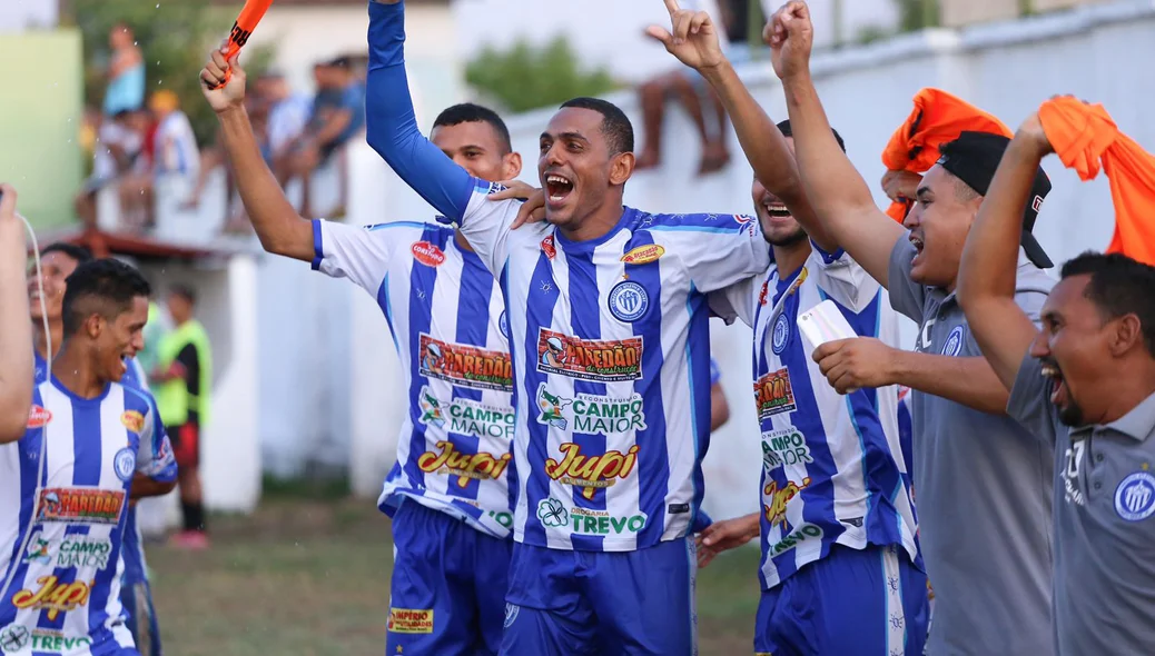 Dos Santos comemora com os companheiros de clube