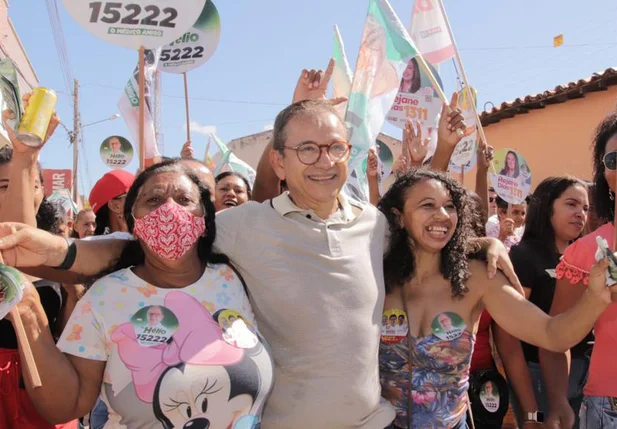 Dr. Hélio reúne multidão em caminhada na cidade de Canto do Buriti