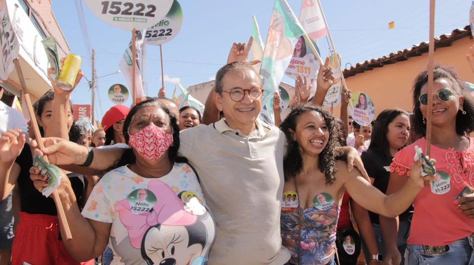 Dr. Hélio reúne multidão em caminhada na cidade de Canto do Buriti