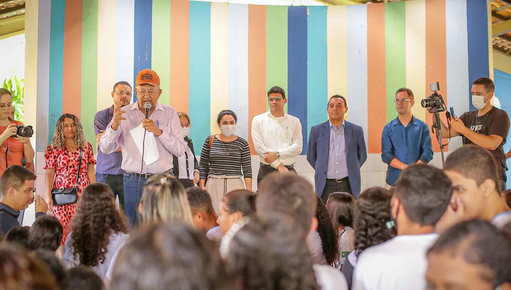 Dr. Pessoa conversa com os professores, alunos e pais