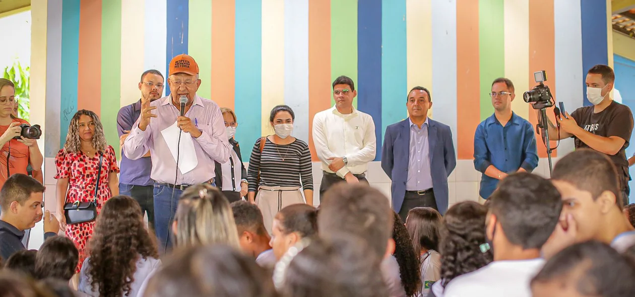 Dr. Pessoa conversa com os professores, alunos e pais