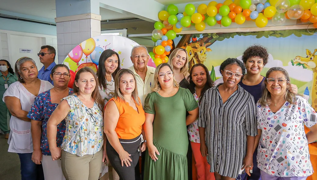 Dr. Pessoa junto a equipe do Hospital da Criança