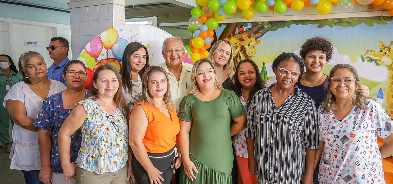 Dr. Pessoa junto a equipe do Hospital da Criança