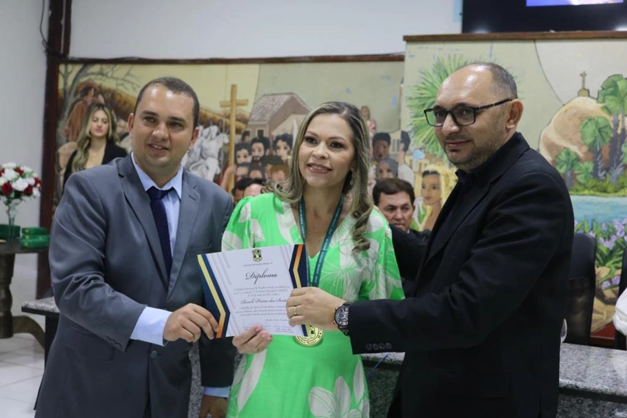 Drª Ana Maria de Sousa e Silva Moura recebendo medalha do Mérito