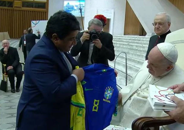 Ednaldo Rodrigues presenteou o Papa Francisco com camisas da seleção brasileira e recebeu palavras de incentivo na luta pela paz mundial no futebol.