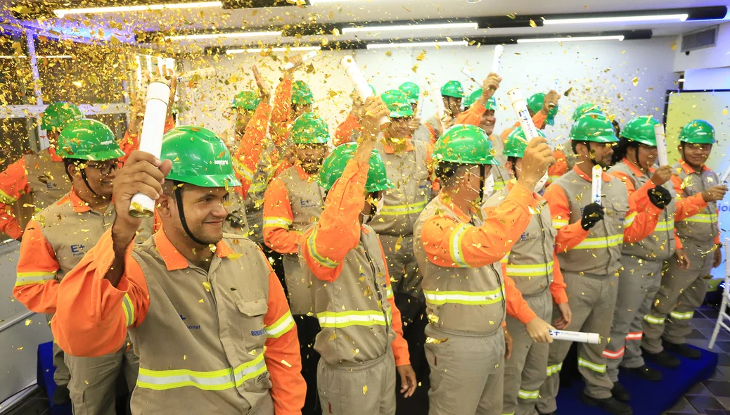 Eletricistas comemorando a formatura
