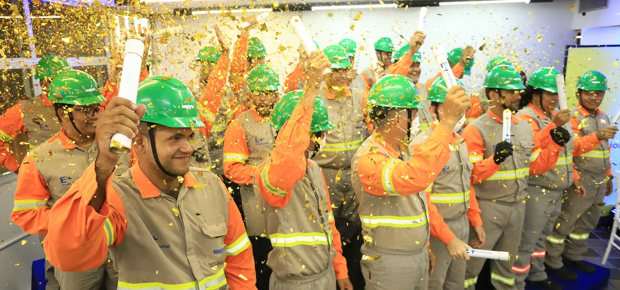 Eletricistas comemorando a formatura