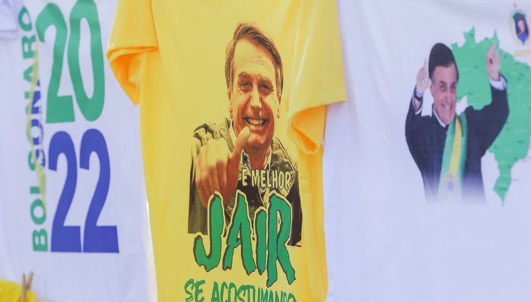 Em meio a carreata foram comercializadas camisas manifestando apoio ao presidente Jair Bolsonaro