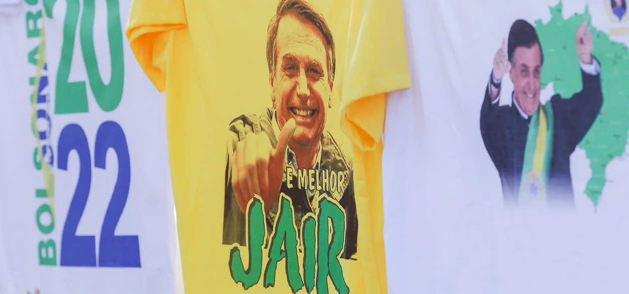 Em meio a carreata foram comercializadas camisas manifestando apoio ao presidente Jair Bolsonaro
