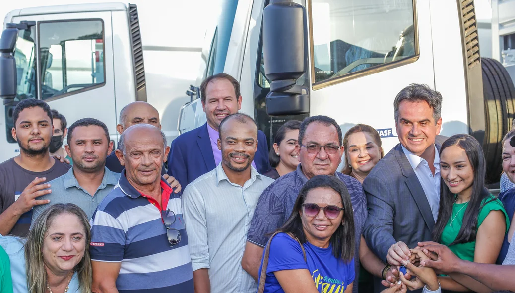 Entrega chaves para prefeitos