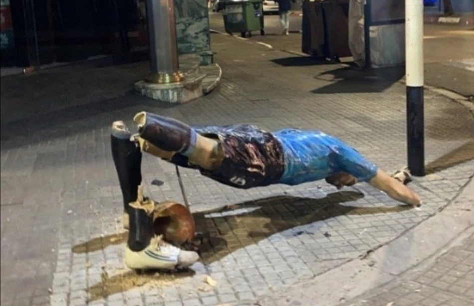 Estátua de Luiz Suárez destruída no Uruguai